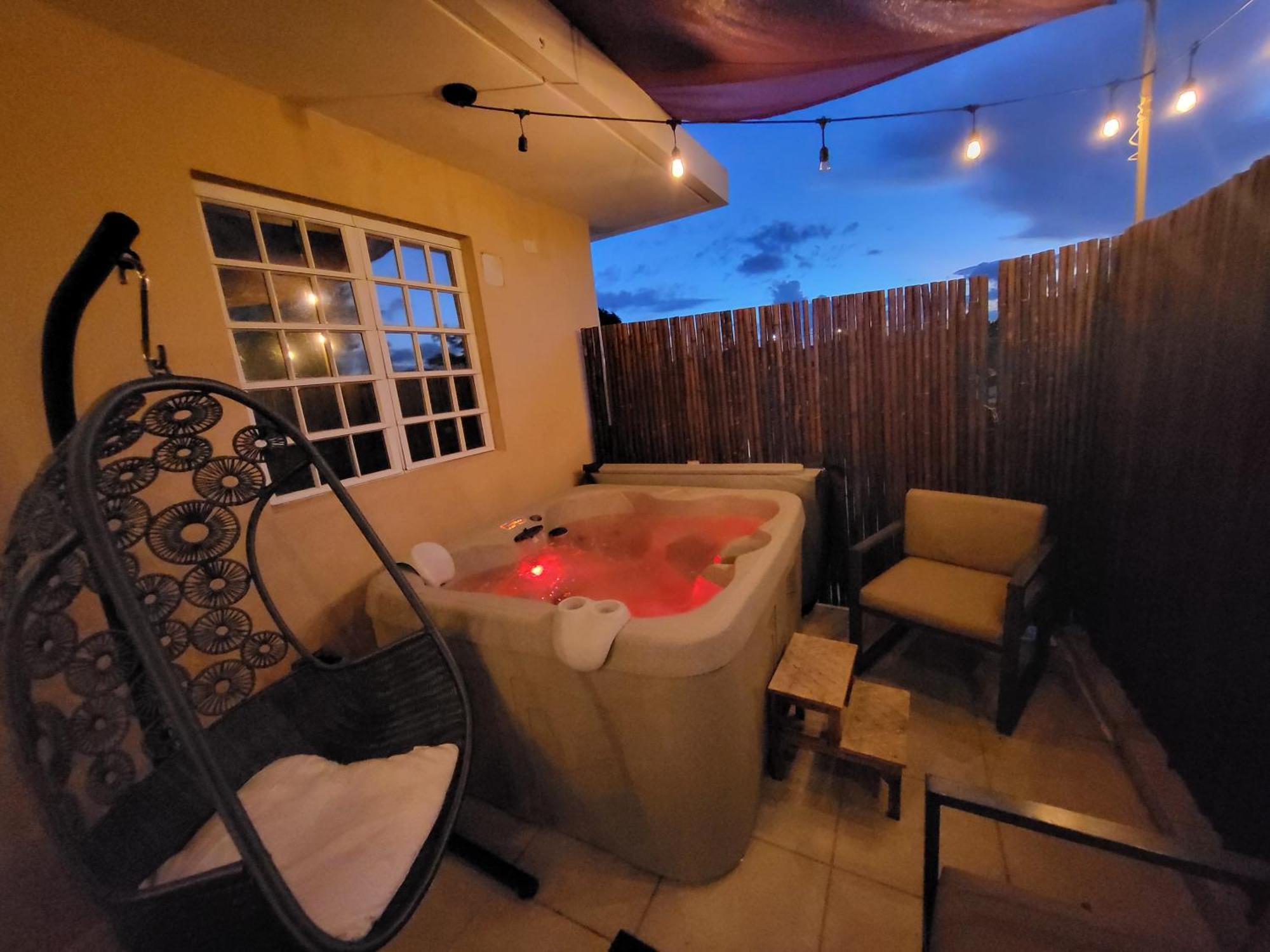 Private Jacuzzi Oasis With Mountain Views And Free Parking Apartment Понсе Стая снимка